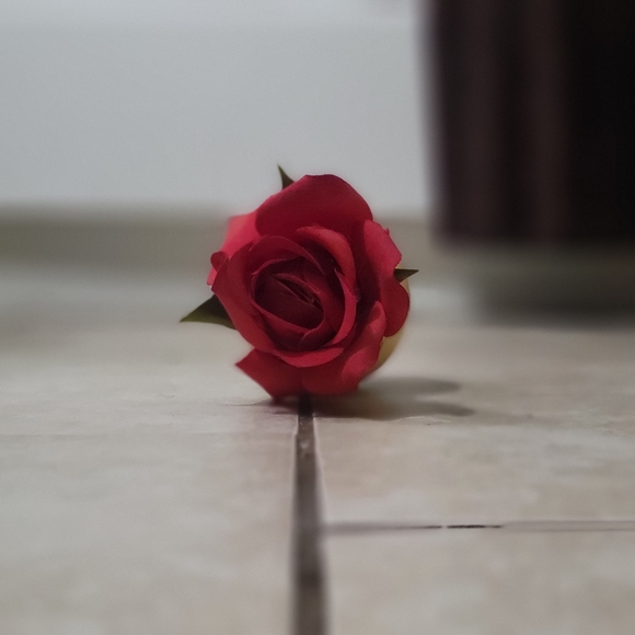 Hallmark Make Believe Electric Flower with Vase (Battery Powered) - Picture 2 of 4